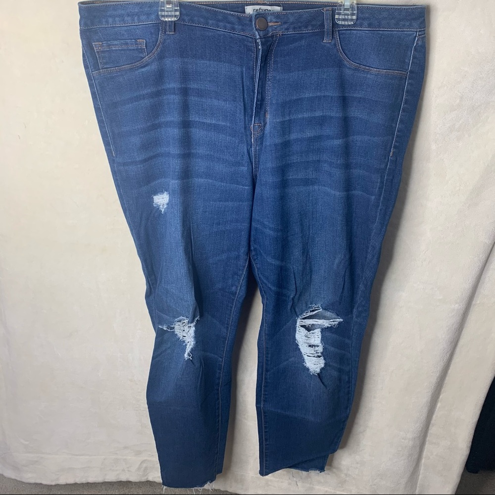 Refuge Distressed Cropped Jegging